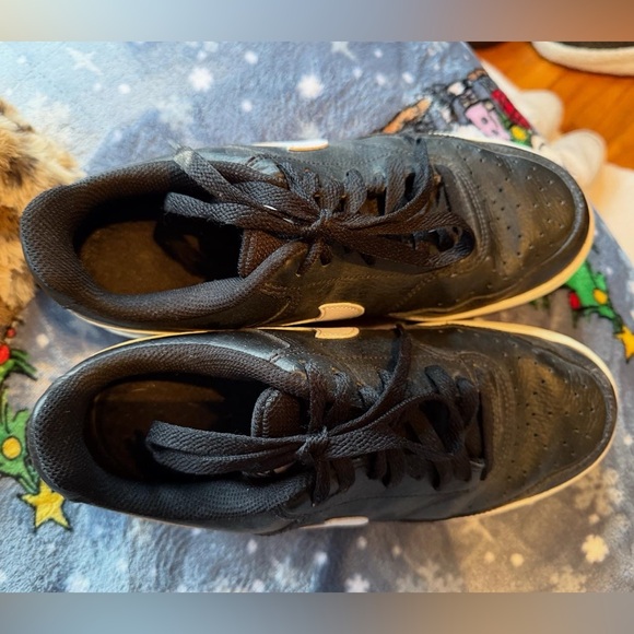 Nike Black and White women’s Shoes - Picture 2 of 3